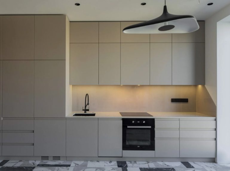 Почему прямые кухни часто обходятся дешевле других форм: секреты экономии без потери качества
